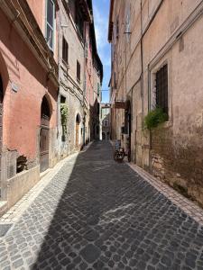 an empty street in an alley between two buildings at All ombra degli este in Tivoli