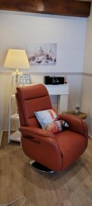a brown reclining chair in a living room at Ferienhaus Landidyll in Fehmarn +33 photos