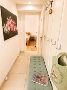 a hallway with a green bench in a room at Schwarzwaldliebe mit Garten & Sauna in Gaggenau