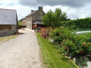 a path in front of a building with flowers at Les cerisiers in Hinlé