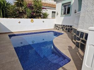 a swimming pool in the middle of a house at Villa Oliver in Mazarrón