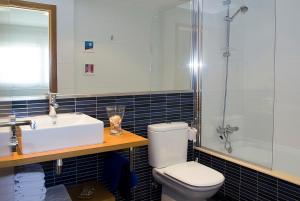 Łazienka w obiekcie APARTAMENTOS DE CANELAS SUITES con AMPLIAS TERRAZAS