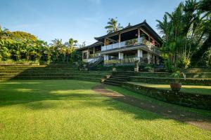 a house with steps leading up to a yard at Alassari Sanctuary in Selemadeg