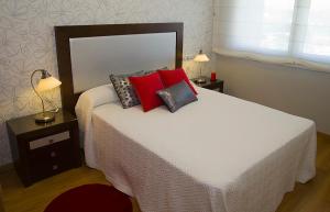 Łóżko lub łóżka w pokoju w obiekcie APARTAMENTOS DE CANELAS SUITES con AMPLIAS TERRAZAS