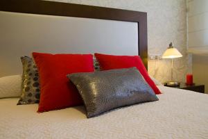 Łóżko lub łóżka w pokoju w obiekcie APARTAMENTOS DE CANELAS SUITES con AMPLIAS TERRAZAS