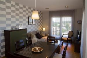 Telewizja i/lub zestaw kina domowego w obiekcie APARTAMENTOS DE CANELAS SUITES con AMPLIAS TERRAZAS