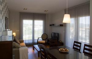 Część wypoczynkowa w obiekcie APARTAMENTOS DE CANELAS SUITES con AMPLIAS TERRAZAS