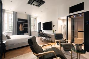 a bedroom with a bed and a table and chairs at AT FORTY-ONE in Rome