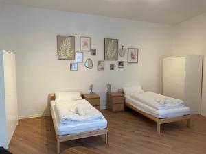 two beds are in a room at WhiteWood-Apartment - Nähe A43 - zentral - inkl WiFi in Bockholt