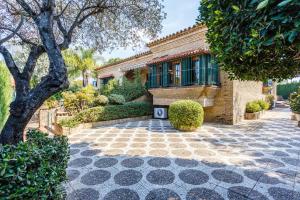 Casa de ladrillo con ventana y patio en Divi Apartments Villa Reyes, en Mairena del Aljarafe
