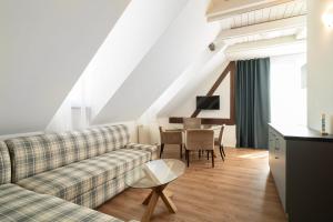 a living room with a couch and a table at APLEND Vila Magnolia - Tatry Card v cene in Tatranská Lomnica
