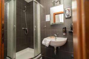 a bathroom with a sink and a shower at APLEND Vila Magnolia - Tatry Card v cene in Tatranská Lomnica +32 photos