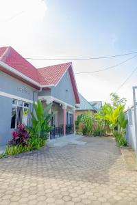 a house with a red roof and a brick driveway at Volcano Visita in Cyuve