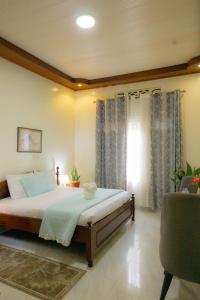 a bedroom with a large bed and a window at Volcano Visita in Cyuve