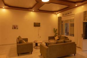 a living room with two couches and a tv at Volcano Visita in Cyuve
