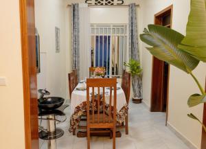 a dining room with a table and a chair at Volcano Visita in Cyuve