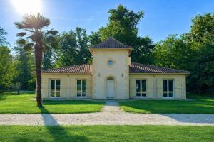 a house with a palm tree in front of it at Domaine du Dahu, proche Saint Emilion in Sablons