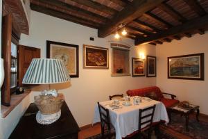 A seating area at Mulino del XVII secolo