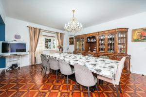 a large dining room with a long table and chairs at Don Sidónio Alojamentos in Portimão