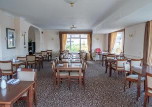 a dining room filled with tables and chairs at The Hickstead Hotel By Uno-FREE PARKING in Bolney