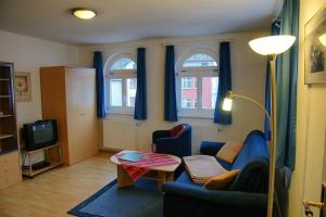 una sala de estar con un sofá y una mesa en Apartments Haus Eintracht Sellin, en Ostseebad Sellin