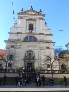 プラハにあるMiraculous Appartementの建物前に立つ集団
