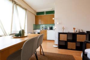 a kitchen and dining room with a table and chairs at Cozy Apartment with Easy Access to Bern in Bern