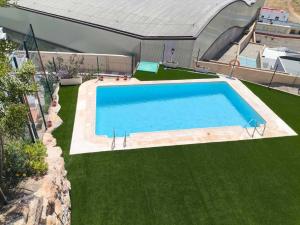 an overhead view of a swimming pool on a lawn at El Horizonte (Piscina,Terraza y Vistas) in Carboneras