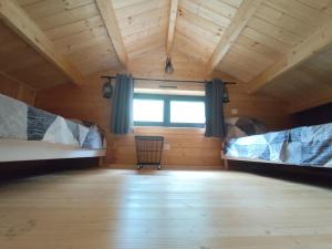 a room with two bunk beds and a window at Cabane des Roches à 2 min de Vulcania - Calme et Nature in Saint-Ours