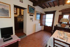 A television and/or entertainment centre at Mulino del XVII secolo