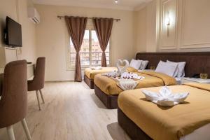 ein Hotelzimmer mit zwei Betten, auf denen Kaninchen liegen in der Unterkunft ClA Haven-Calma in Kairo