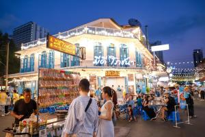 a group of people standing in front of a building at CU iHouse เรือนวิรัชมิตร in Bang Rak