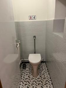 a bathroom with a toilet and a sink at Helles 2 Bettzimmer in Jerrishoe