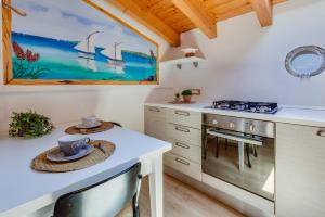 a kitchen with a white counter top and a stove at Blue Horizon Stintino in Stintino
