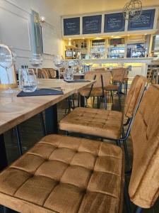 a restaurant with tables and chairs with wine glasses at Hôtel Restaurant L'Industrie in Saint-Omer