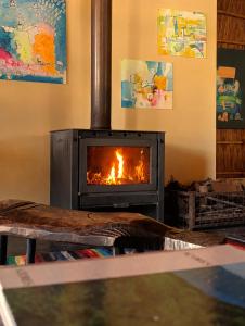 a stove in a room with a fire in it at Gran Cabaña con parque en Catamarca in San Fernando del Valle de Catamarca