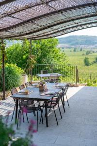 a table and chairs sitting under a pergola at Agriturismo Monte Bisson - Piscina Privata in Soave