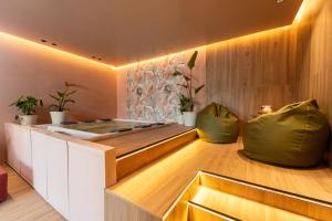 a room with a bed and some plants in it at Elbitat Wellness&Spa in Bagnaia