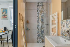 a bathroom with a shower and a sink at chambre d'hôtes des bleuets in Saint-Firmin-des-Prés
