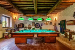 a pool table in a room with green lights at Appartamento Gallo Nero Murlo in Murlo