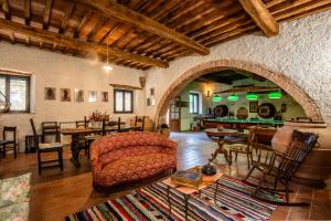 a living room with a couch and a table at Appartamento Gallo Nero Murlo in Murlo