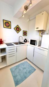 O bucătărie sau chicinetă la Angel Studio Central