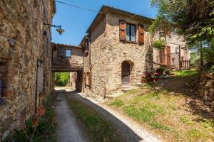 an alley in an old stone building at Appartamento Nobile Murlo in Murlo