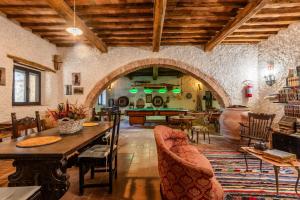 a large living room with a table and chairs at Appartamento Nobile Murlo in Murlo