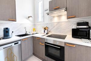 a kitchen with a sink and a microwave at L'Esprit Descartes in Roanne +8 photos