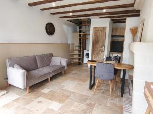 a living room with a couch and a table at La Maisonnette Montlouisienne in Montlouis-sur-Loire