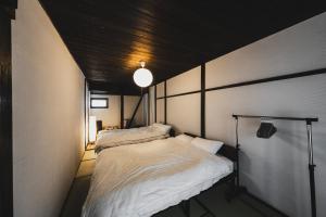 a small room with two beds in it at Hidasumika Ojin AN in Takayama