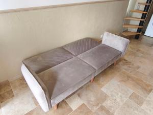 a metal bench in a room with a wall at La Maisonnette Montlouisienne in Montlouis-sur-Loire