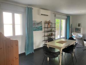 a dining room with a table and chairs at Les Hauts de Bassens in Bassens