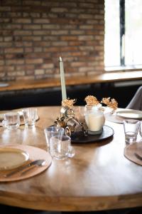 a table with a plate with a toy car on it at B&B Landgoed de Bossenhoeve in Schayk